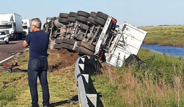 Murieron dos hombres y tres chicos tras un accidente en la Ruta 5