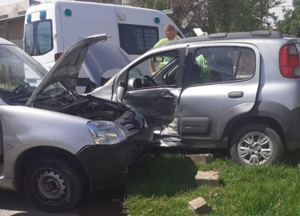 Una mujer quedó atrapada dentro un auto luego de chocar en 9 y 149