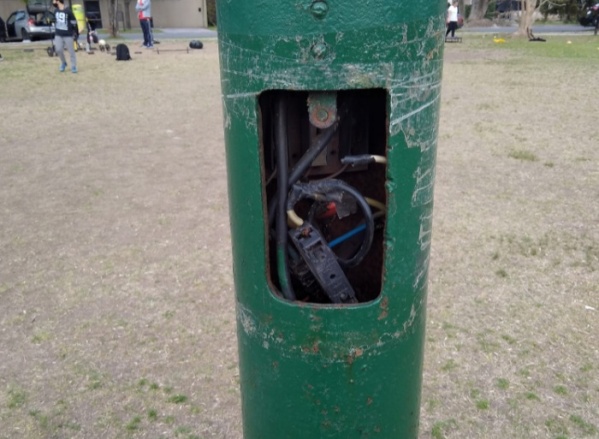 "Se preocupan por los votos pero no nos escuchan": Vecinos de City Bell reclaman el mal estado de un poste