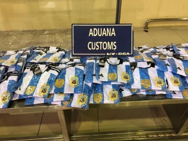 Un pasajero de Perú quiso ingresar al país más de 300 camisetas de fútbol: estaban las de Argentina con las tres estrellas