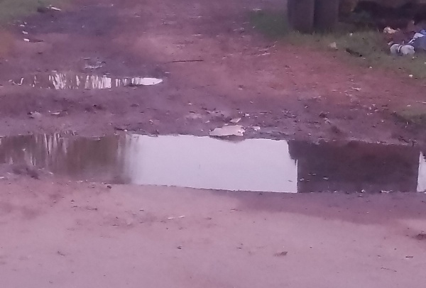 En Los Hornos se quejaron por una peligrosa situación para los niños de la zona