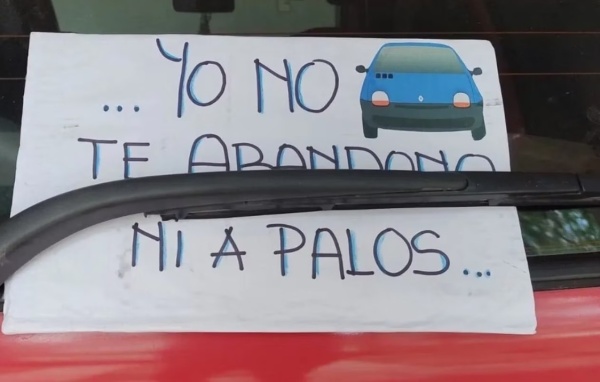 Un insólito cartel generó controversia en redes, y se volvió viral: "Tengo un Twingo rosa. Me enamoré"