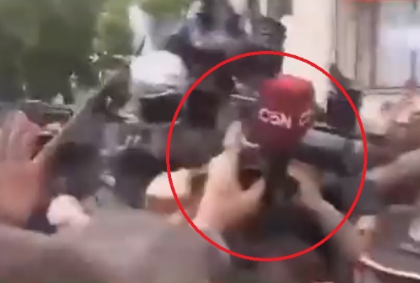 Macri le rob&oacute; un micr&oacute;fono a C5N