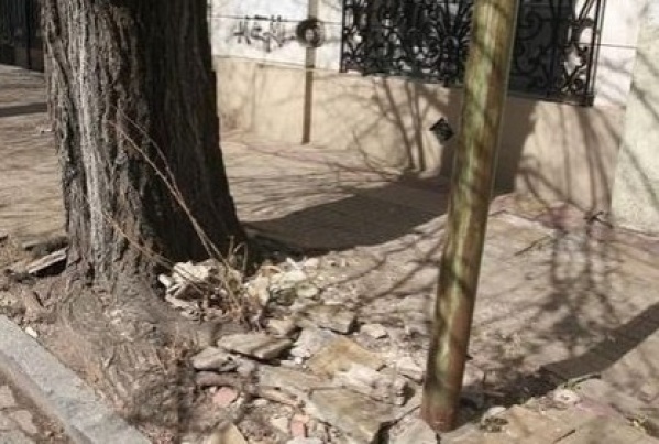 Vecinos reclaman el p&eacute;simo estado de las veredas en 13 y 60