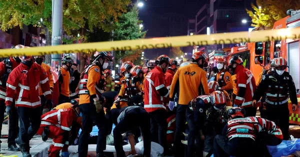 Una gran estampida por los festejo de halloween dejó un gran número de jóvenes fallecidos y heridos de gravedad