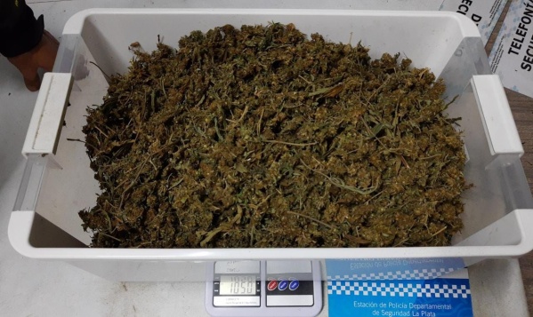 Una pareja fue detenida por circular con un kilo de droga en Villa Elvira