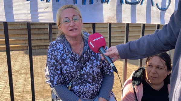 Se encadenó la mujer del Pata Medina para pedir que se respete el cupo femenino dentro de las obras públicas de la Región