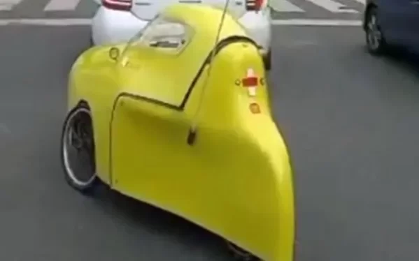 Un extraño auto amarillo circuló por las calles del centro de La Plata y sorprendió a todos