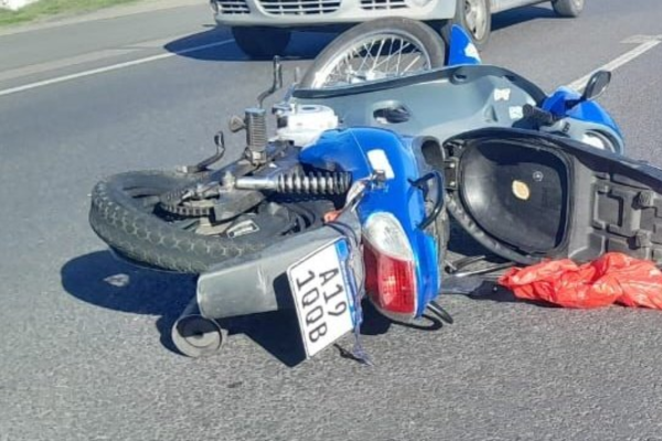 Trágico accidente en La Plata: un motociclista pinchó una rueda, cayó al asfalto y murió