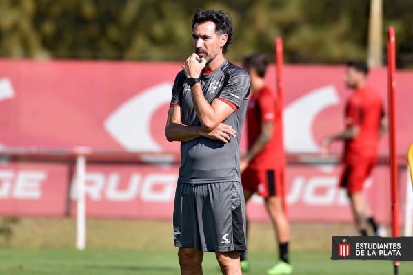 Solidez defensiva y banca a los referentes: ¿Qué equipo eligió Domínguez para debutar como técnico del Pincha?