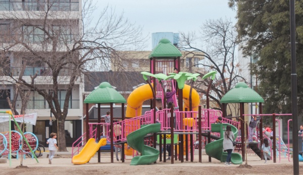 Se finalizó con la colocación de los patios de juegos en los parques Vucetich, Castelli y Plaza Belgrano en City Bell