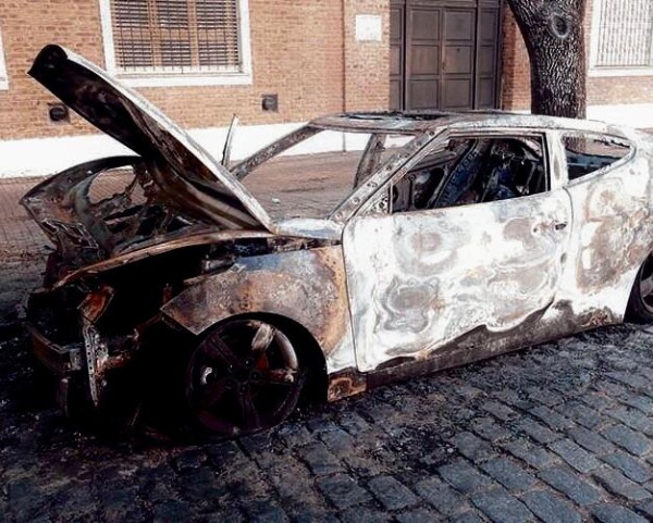 Delincuentes cometieron un asalto en un departamento de La Plata y luego incendiaron un auto