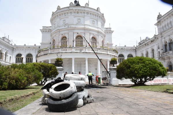 Las im&aacute;genes m&aacute;s impactantes de la protesta frente al municipio platense