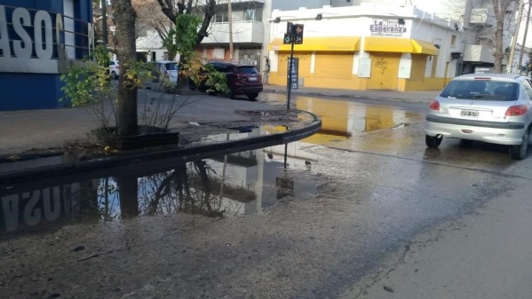 Por un desborde cloacal se formó una laguna en 8 y 33