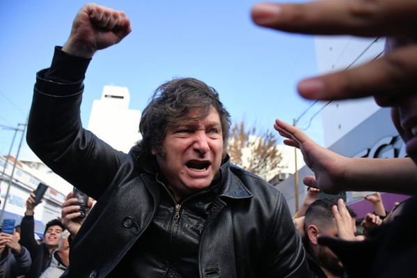 Rodeado de militantes, la caminata de Javier Milei en La Plata fue sólo de una cuadra