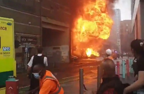 Explosión y llamas en una estación de metro en Londres