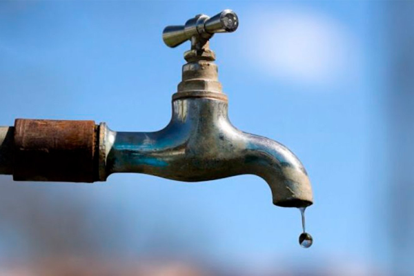 Vecinos de una zona de Los Hornos denuncian que hace dos días están sin agua
