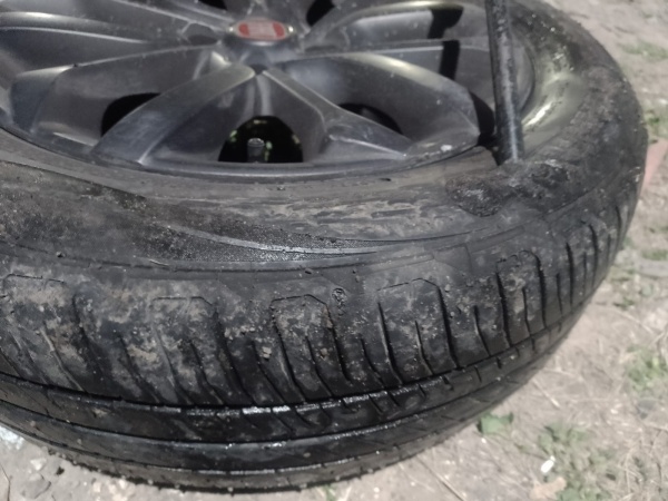 Un vecino expuso su malestar por romper la rueda de su auto con un bache en 133 y 63