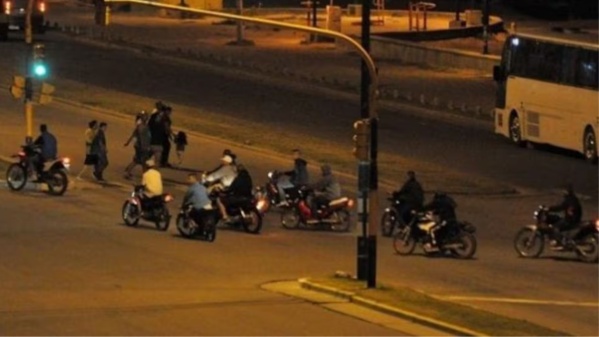 Vecinos de Berisso denuncian por picadas de motos y ruidos molestos: “Imposible dormir así”