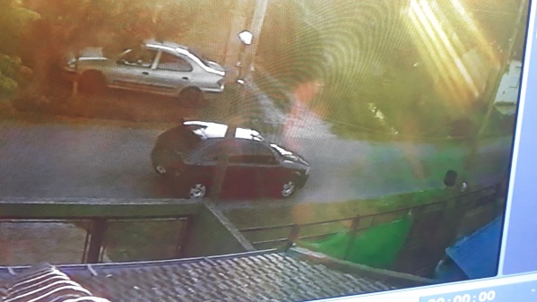 Buscan al &ldquo;ratero&rdquo; de La Plata que roba a bordo de su auto negro: &ldquo;Tiene tatuado el antebrazo izquierdo&rdquo;