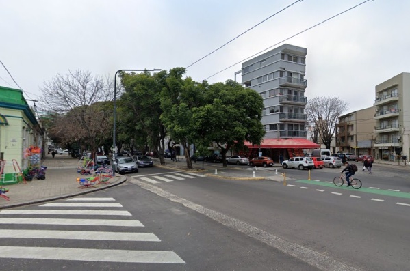 "Con esto eliminan dos accidentes por semana": El pedido de un platense para una triple esquina de Diagonal 73