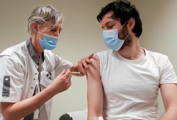 El 65,5% de la población mayor de 18 años ya recibió al menos una dosis de la vacuna