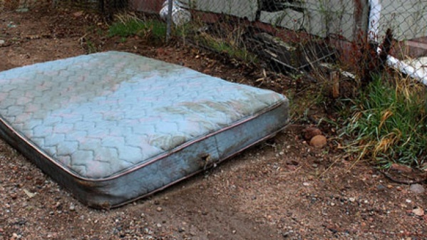 "Ojo, cagadora": Compr&oacute; un colch&oacute;n, estaba roto, la vendedora desapareci&oacute; y sus hijos duermen en el suelo