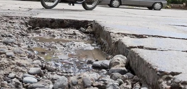 Vecinos de Los Hornos reclaman por los baches de varias cuadras