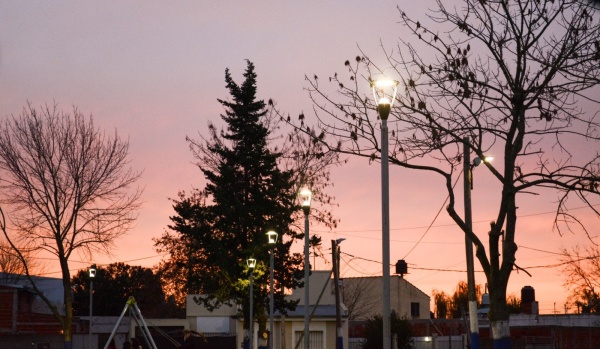Más de 30 plazas barriales de La Plata recibieron "nuevos dispositivos LED de bajo consumo y alta durabilidad"