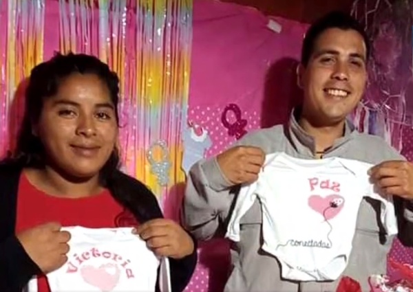 Tuvieron mellizas en La Plata y decidieron llamarlas Victoria y Paz, en homenaje a Victoria Tolosa Paz