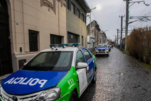 Feroz pelea dentro de un remis termin&oacute; con dos detenidos que intentaron agredir a la polic&iacute;a