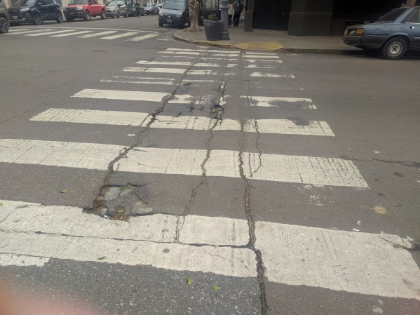 Alertan por grietas en un cruce peatonal en pleno centro de La Plata