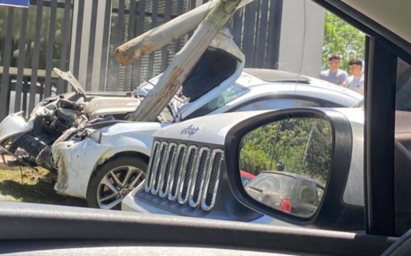 Fuerte choque en City Bell: despistó, se incrustó en un poste de luz y se salvó de milagro
