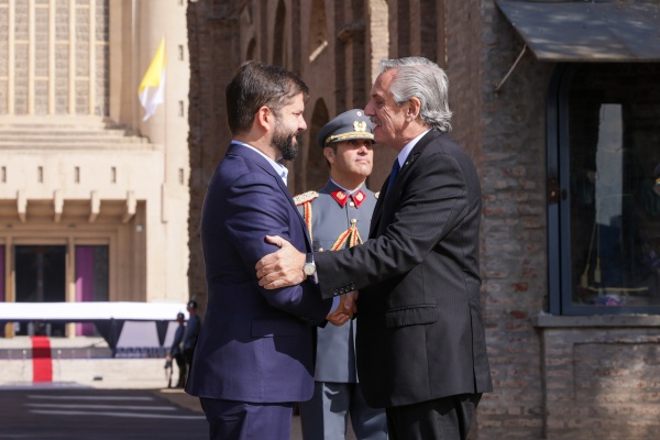 Alberto Fernández acompañó a Gabriel Boric en la conmemoración de los 205 años del Abrazo de Maipú