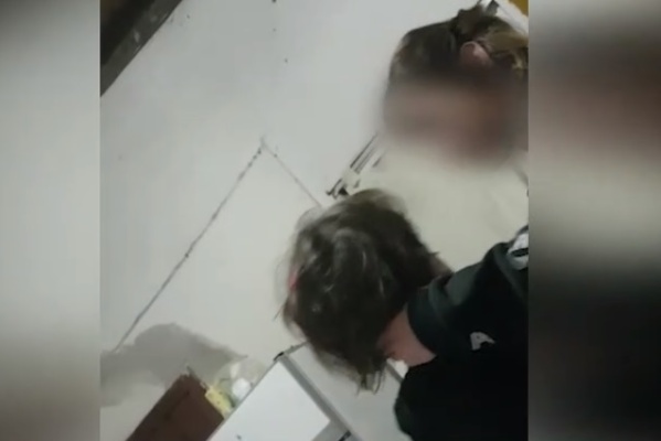 Denuncian a una madre por maltrato infantil en La Plata: "Ató a uno de los nenes a una reja"