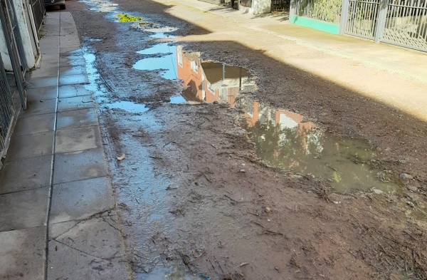 Vecinos de Los Hornos reclaman por nuevos bacheos