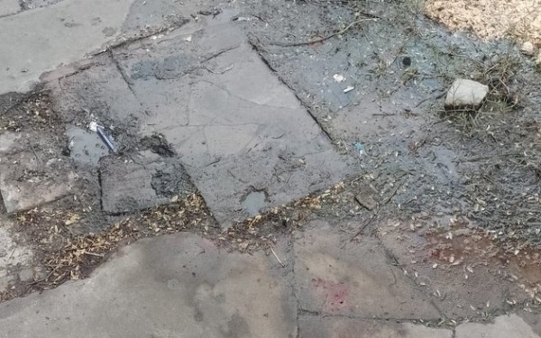 Vecinos de la calle 44 y 21 piden que reparen una pérdida de agua: "Ya se cayó una señora"