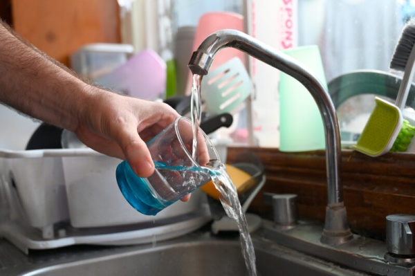 La Justicia frena cortes de agua por falta de pago en hogares durante seis meses
