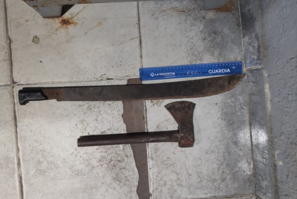 Entr&oacute; con un machete y un hacha a la casa de su ex y la amenaz&oacute; de muerte en La Plata