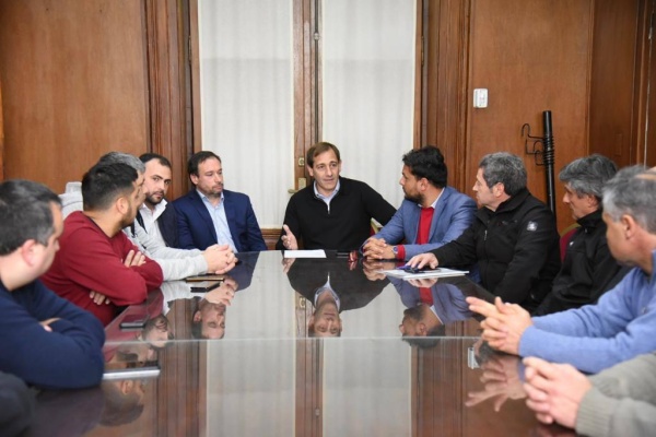 Julio Garro y taxistas llegaron a un acuerdo para asistir al sector y se avanzará en un nuevo aumento de la tarifa