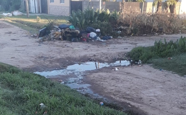 Vecinos de Los Hornos reclaman por la mugre y caños rotos que hay en la calle de 141 y 74