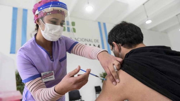 Un investigador platense del Conicet asegura que "las tres vacunas que hay en Argentina se pueden combinar sin problema"