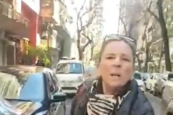 “¿Por qué no te compras una vida, flaco?” descalificó al portero de su edificio que la filmó por cometer una infracción