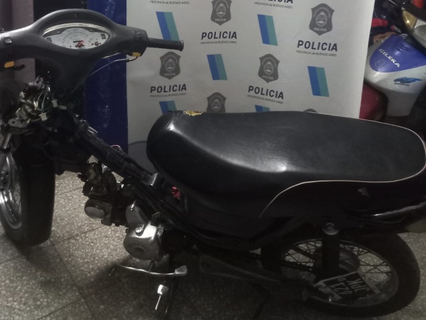 Lo demoraron en La Plata por exceso de velocidad y descubrieron que andaba en una moto robada