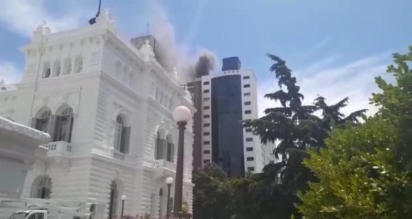 Un incendio en pleno centro platense dejó a varios vecinos encerrados: "Nos salvó el balcón, no podíamos salir"