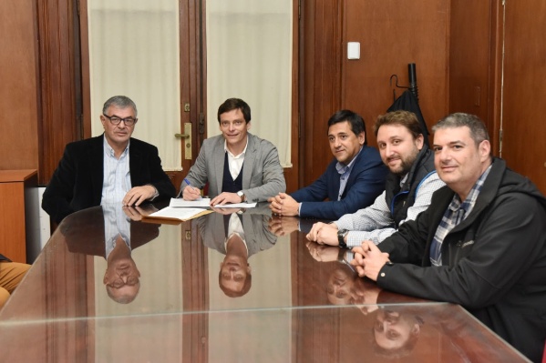 El Municipio platense se uni&oacute; con las estaciones de servicio para la colocaci&oacute;n de paneles solares: "Est&aacute; en juego el futuro"