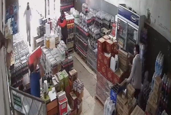 Intentaron robarle en su comercio en La Plata y se defendió de los ladrones revoleándoles mercadería