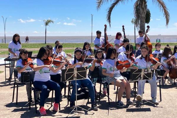 Una orquesta infantil y juvenil de Ensenada participó de la filmación de un videoclip por los 40 años de democracia