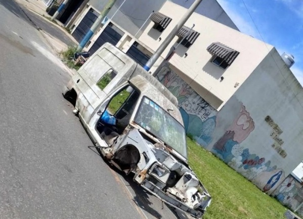 Vecinos de Villa Elvira reclaman por un chasis de camioneta que genera inseguridad en la zona