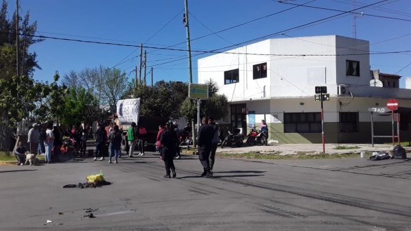 "Nunca cumplen con lo que prometen": Vecinos de Puente de Fierro piden que arreglen las calles